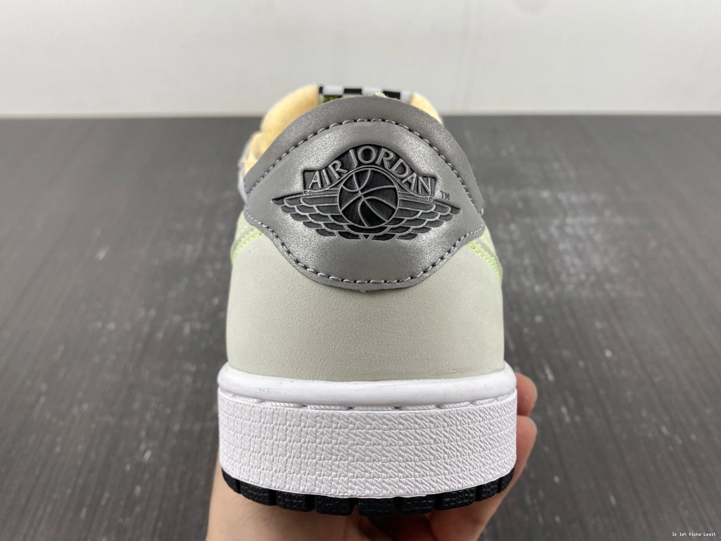  DM7837-103 Retro 1 Low Jordan Green Black White Ghost 1126